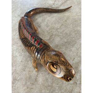 Realistic Wooden Lizard